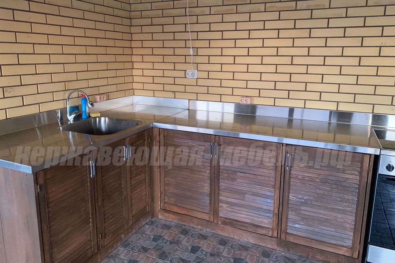 Кухонная столешница с закрытым вырезом для отдельностоящей плиты с цельнотянутой моечной ванной и угловым объемным бортом