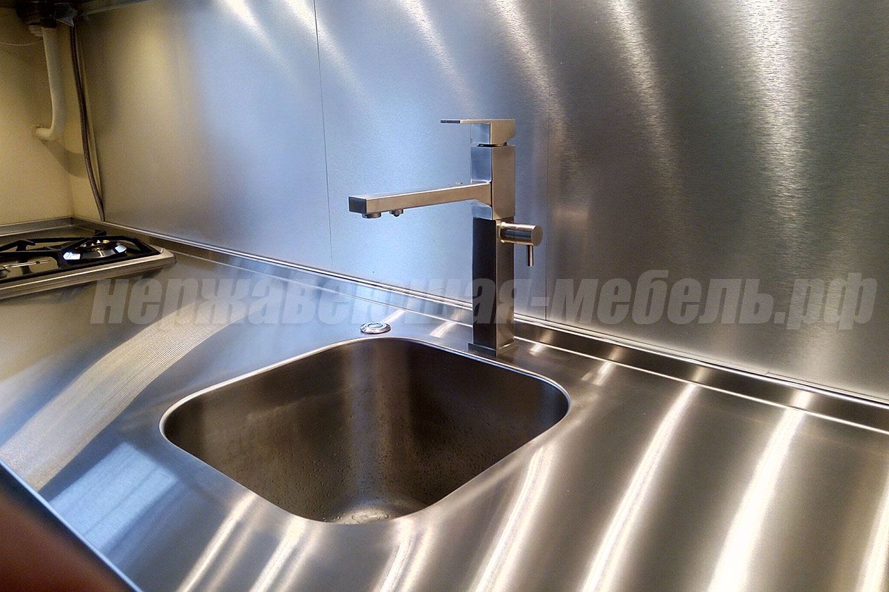 Пристенная столешница с вырезом для газовой плиты и цельнотянутой моечной ванной с угловым объемным пристенным бортом с трех сторон из нержавеющей стали